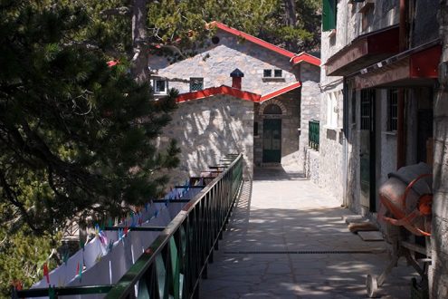 Каменное убежище Spilios Agapitos (Refuge A) на подступах к вершине Олимпа.