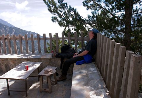 Отдыхаем в убежище после тяжеленного подъема. Национальный парк Олимп.