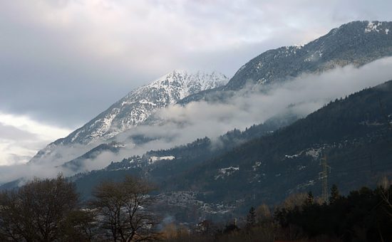 Туман на склонах гор.