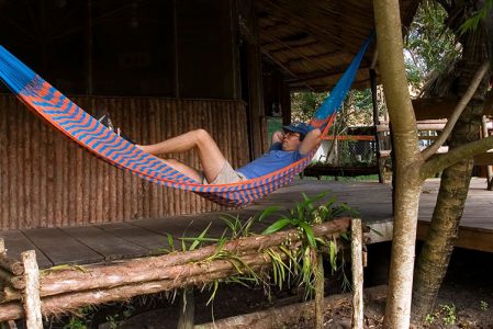 Илья отдыхает в гамаке в деревне Crooked Tree.