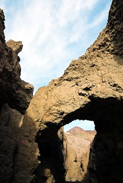 Естественный каменный мост в узком каньоне.