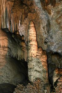 Сталагмит "Witches finger" - "Палец чародейки". Carlsbad Caverns National Park.