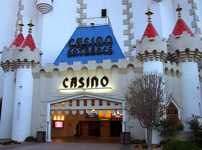 Вход в замок-казино "Excalibur".