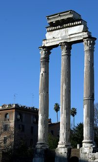 Три изящных колонны храма Диоскуров. Римский Форум.