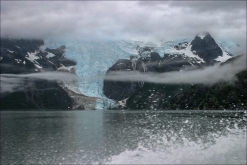 Синий язык Северо-Западного ледника и низкая облачность.