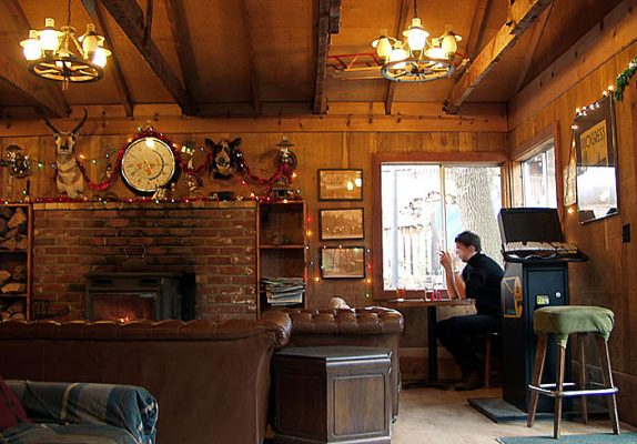 Уютная столовая с камином. Yosemite bug lodge.