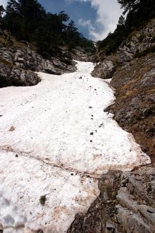 Подтаявший ледник недалеко от убежища. Национальный парк Олимп.