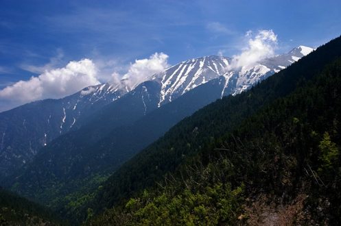 Облачка, застрявшие между вершин Олимпа.