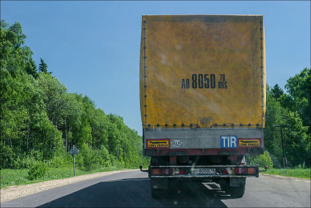 Фура на сельском участке трассы А108.