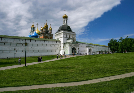 Восточная стена и вход в Троице-Сергиеву Лавру. Сергиев Посад.