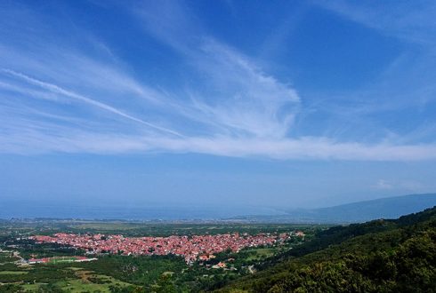 Красные крыши деревни Litochoro у подножия Олимпа.