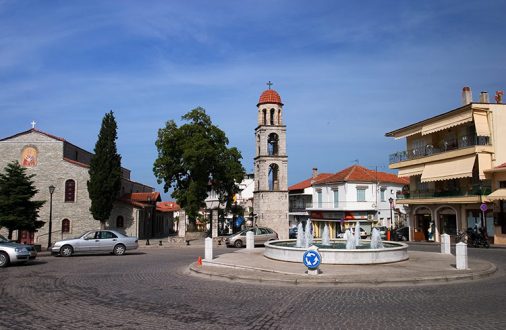 Центральная площадь в деревушке Litochoro.
