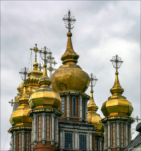 Надвратная церковь (17-й век). Сейчас в церкви совершается таинство покаяния для паломников. Троице-Сергиева Лавра.