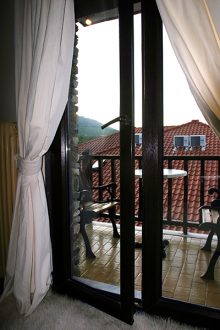 Дверь на балкон в номере гостиницы "Афродита". Litochoro, Восточная Греция.