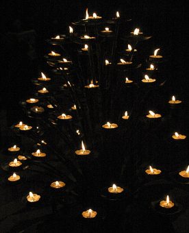 Дерево из свечей. Готический Duomo. Милан.