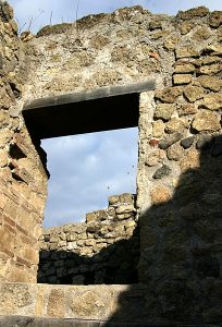 Оконный проем, извлеченный из-под пепла, Геркуланум.