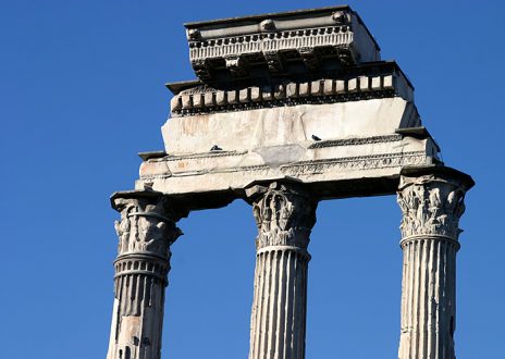 Изящные колонны храма Кастора и Полукса (Диоскуров, братьев Елены Троянской).