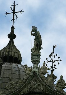 Скульптуры над центральной аркой базилики San Marco.