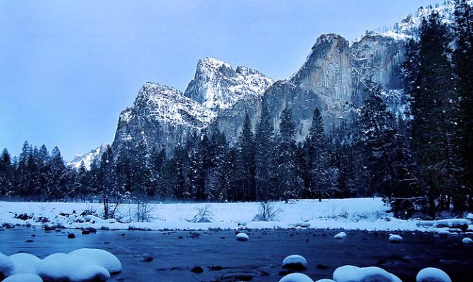 Merced river в долине Yosemite.