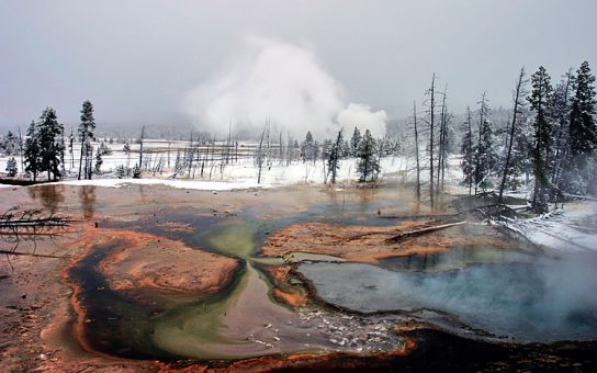 Разноцветная почва на Гейзеровом холме.