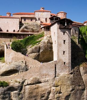 Крутые ступеньки в монастырь Megalo Meteoro. Метеоры.