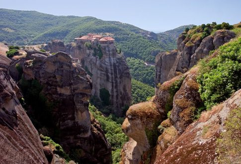 Отвесные скалы и вид на монастырь Moni Varlaam. Метеоры.