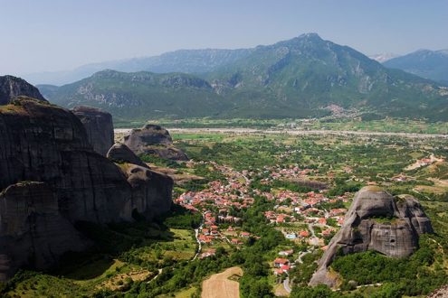 Деревня Kastraki у подножия монастырей. Метеоры.