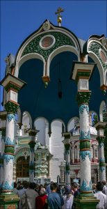 Источник со святой водой и сень над чашей с крестом. Троице-Сергиева Лавра.