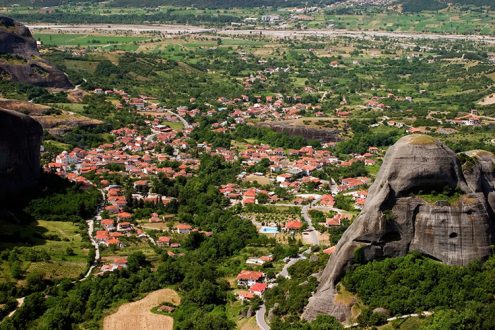 Красные черепичные крыши домов в Kastraki. Метеоры.