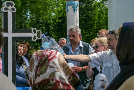 Люди у источника со святой водой. Троице-Сергиева Лавра.