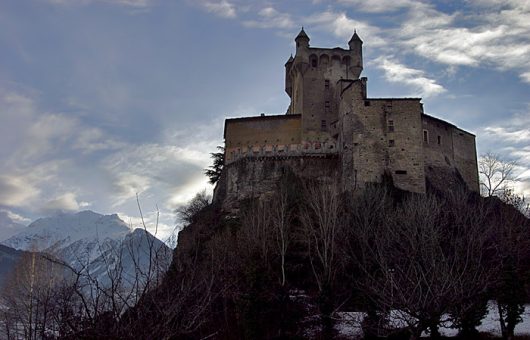 Неприступный замок Saint Pierre, 14 век.