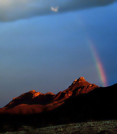 Вечерняя радуга в горах Chisos Mountains.
