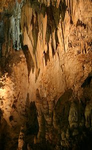 Плавникообразные сталактиты. Большая комната. Carlsbad Caverns National Park.