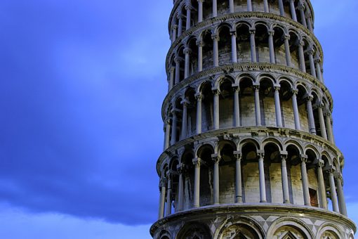 Пизанская Башня (13-й век) с элементами арабской архитектуры. Пиза.