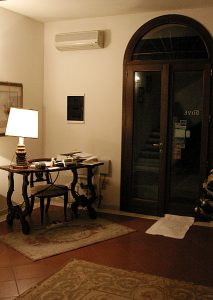 В холле агри-гостиницы "Alla Cedrara". Город Ferrara.