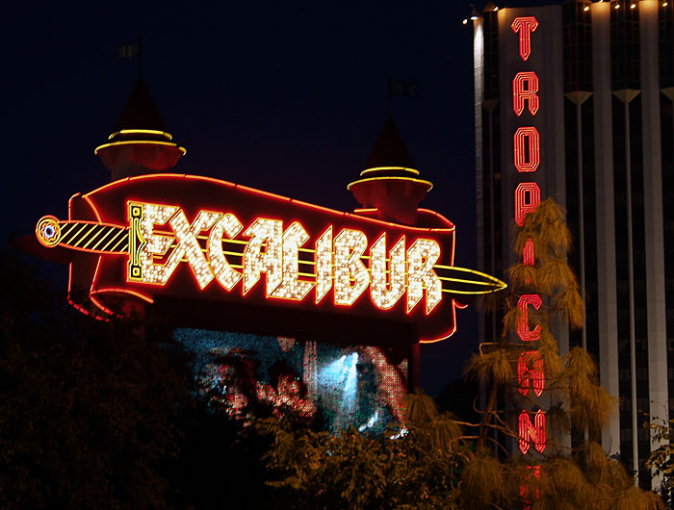 Рекламные вывески казино "Excalibur" и "Tropicana".