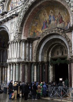 Вход в базилику San Marco.