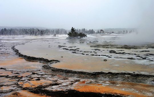 Гейзер Great Fountain в нижней гейзеровой долине.