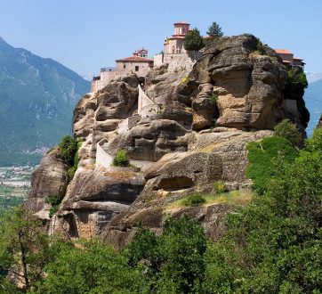 Монастырь Варлаама (Moni Varlaam), сливающийся со скалой. Метеоры.