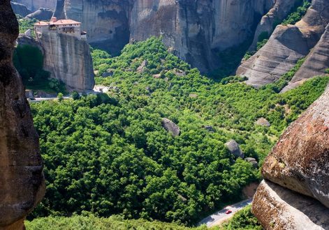 Живописная долина между скал и Монастырь Варлаама на дальнем плане. Метеоры.