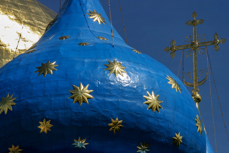 Десятиконечные золотые звезды на куполах Успенского собора. Троице-Сергиева Лавра.