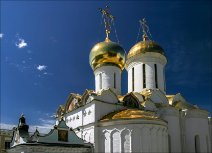 Золотой Троицкий собор, где находятся святые мощи преподобного Сергия Радонежского. Троице-Сергиева Лавра.