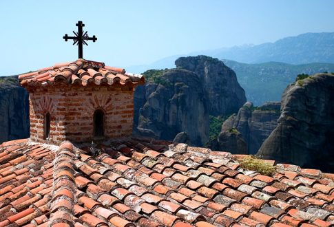 Черепичная крыша с крестом в монастыре Варлаама (Varlaam Monastery). Метеоры.