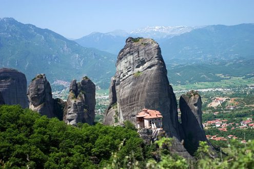 Монастырь Руссану или святой Варвары (Moni Agias Varvara Rousanou), примкнувший к скале. Метеоры.