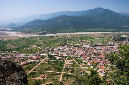 Деревня Каламбака на западной окраине Фессалийской долины.