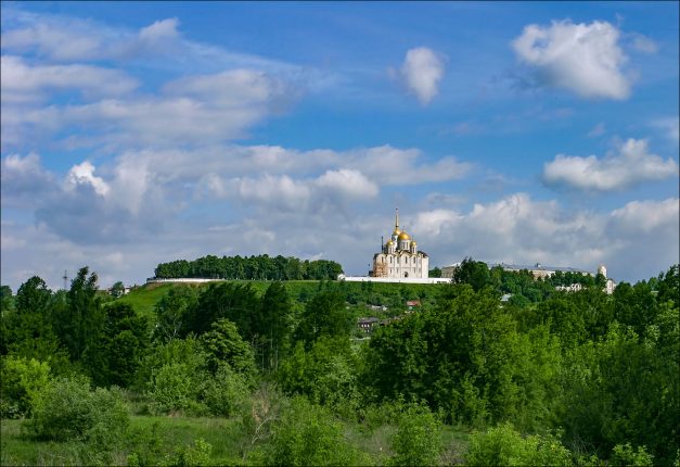 Успенский собор на высоком берегу Клязьмы. Владимир.