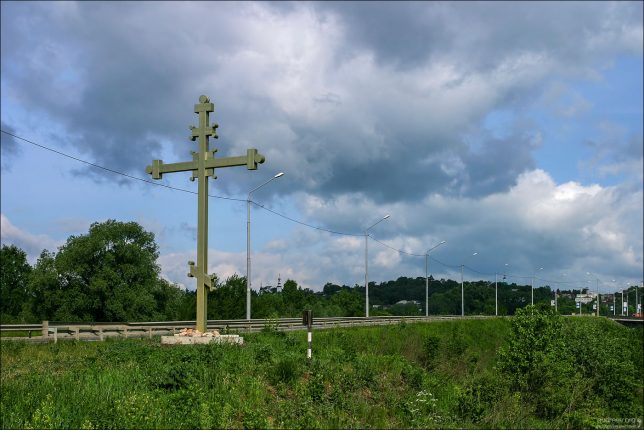 Крест у шоссе с восточной стороны Владимира.
