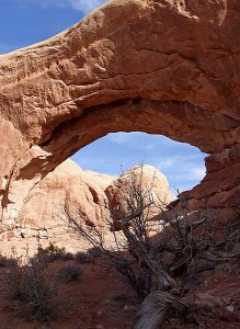 Южное окно двойной арки.