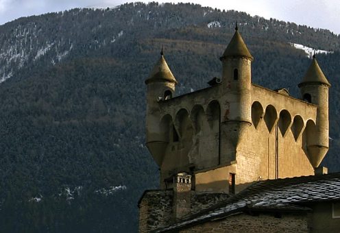 Башенки замка Saint Pierre на закате.