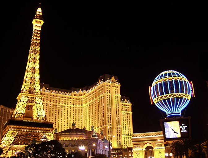 Отель-казино "Париж-Париж" вечером.